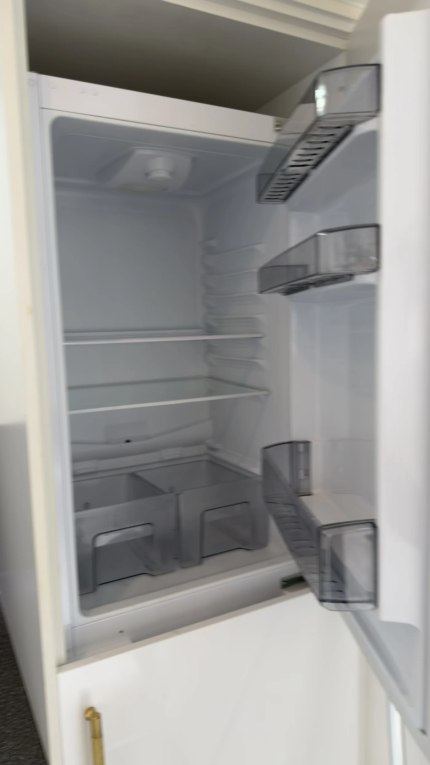 Fridge interior, seals included